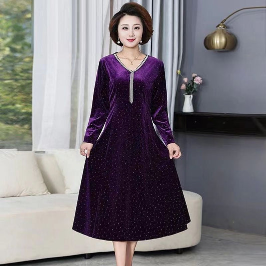 👗 NŐI HOSSZÚ UJJÚ BÁRSONY RUHA MELLKASI ROJTOS AKCENTUSSAL