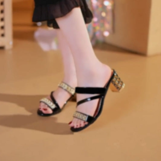 Női szandál kövekkel és díszítésekkel a blokk sarkon